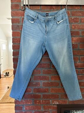 GAP Women's Light Wash Boyfriend Jeans